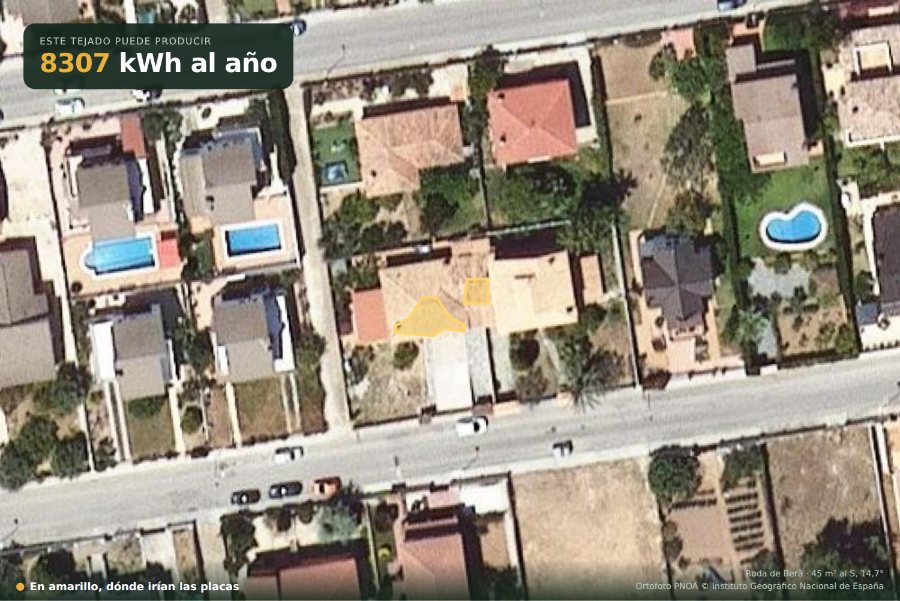Ortofoto aérea de una calle de Roda de Berà. Sobre el tejado de una casa está marcado en amarillo el faldón donde irían las placas, con la cifra de 8307 kWh al año.